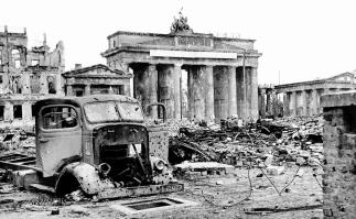 Berlin / Brandenburger Tor 1945
