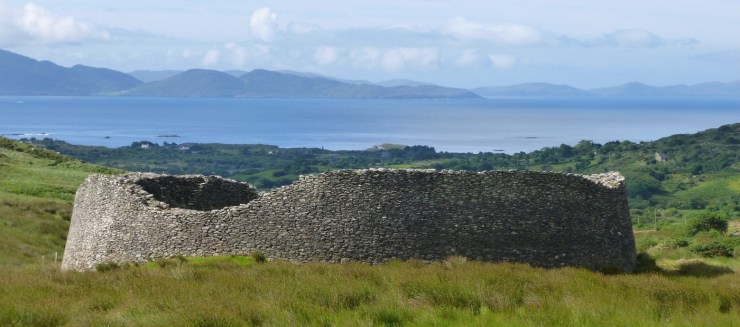 0 Staigue_fort_in_its_spectacular_landscape_setting